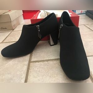 Donald J Pliner Black zip microfiber shoes size 7